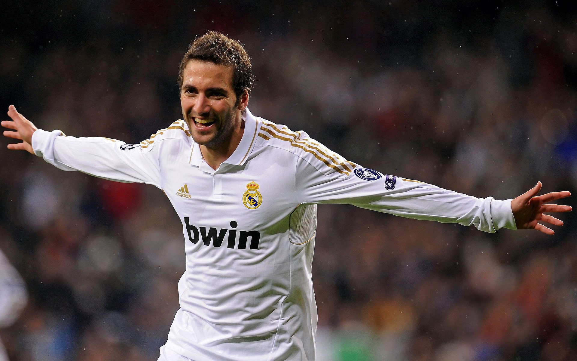 C罗携全家度假照片引爆热搜,c罗一家